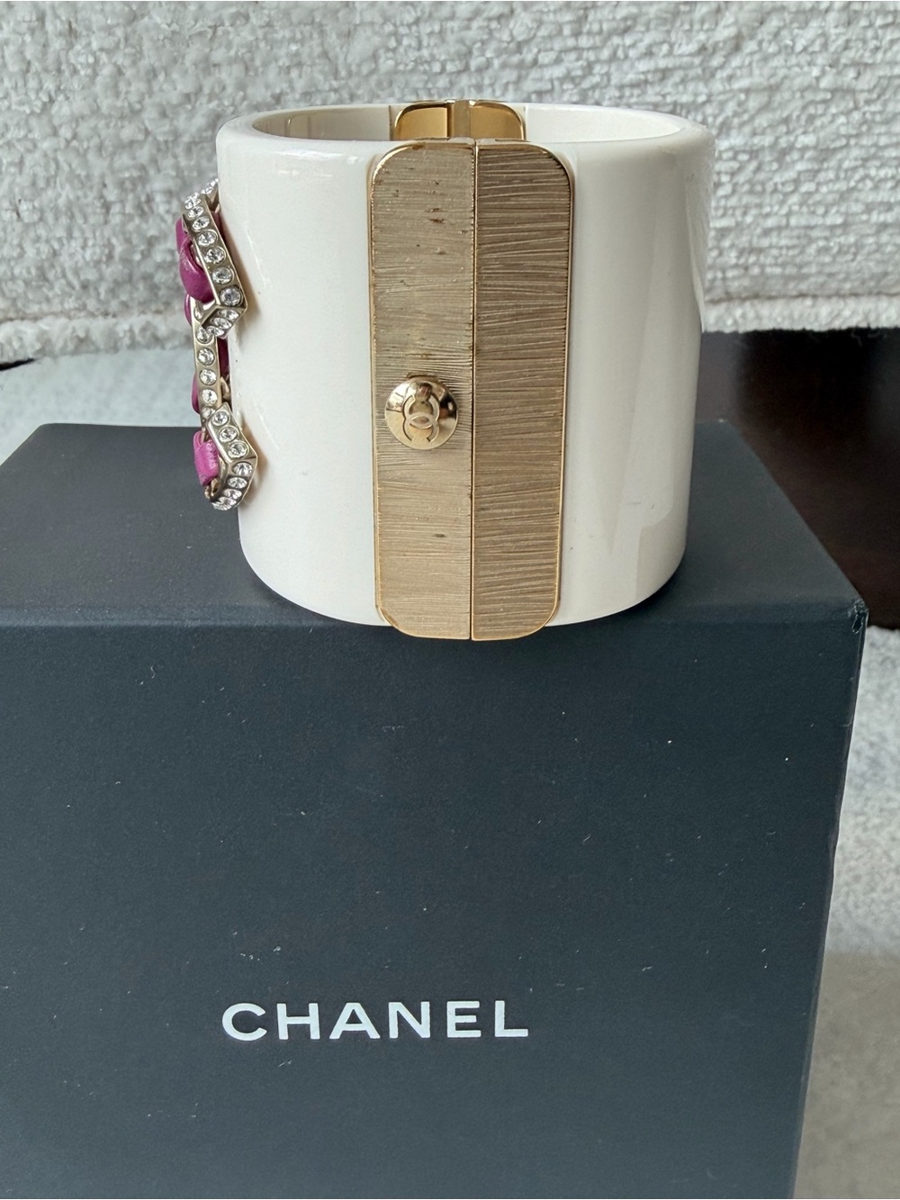100% Authentic-CHANEL Cream Resin Cuff w/ Gold & Pink leather Interwoven CC - Picture 5 of 7